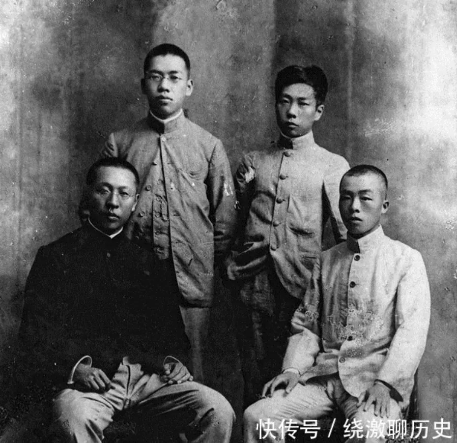 鲁迅留日时合影。