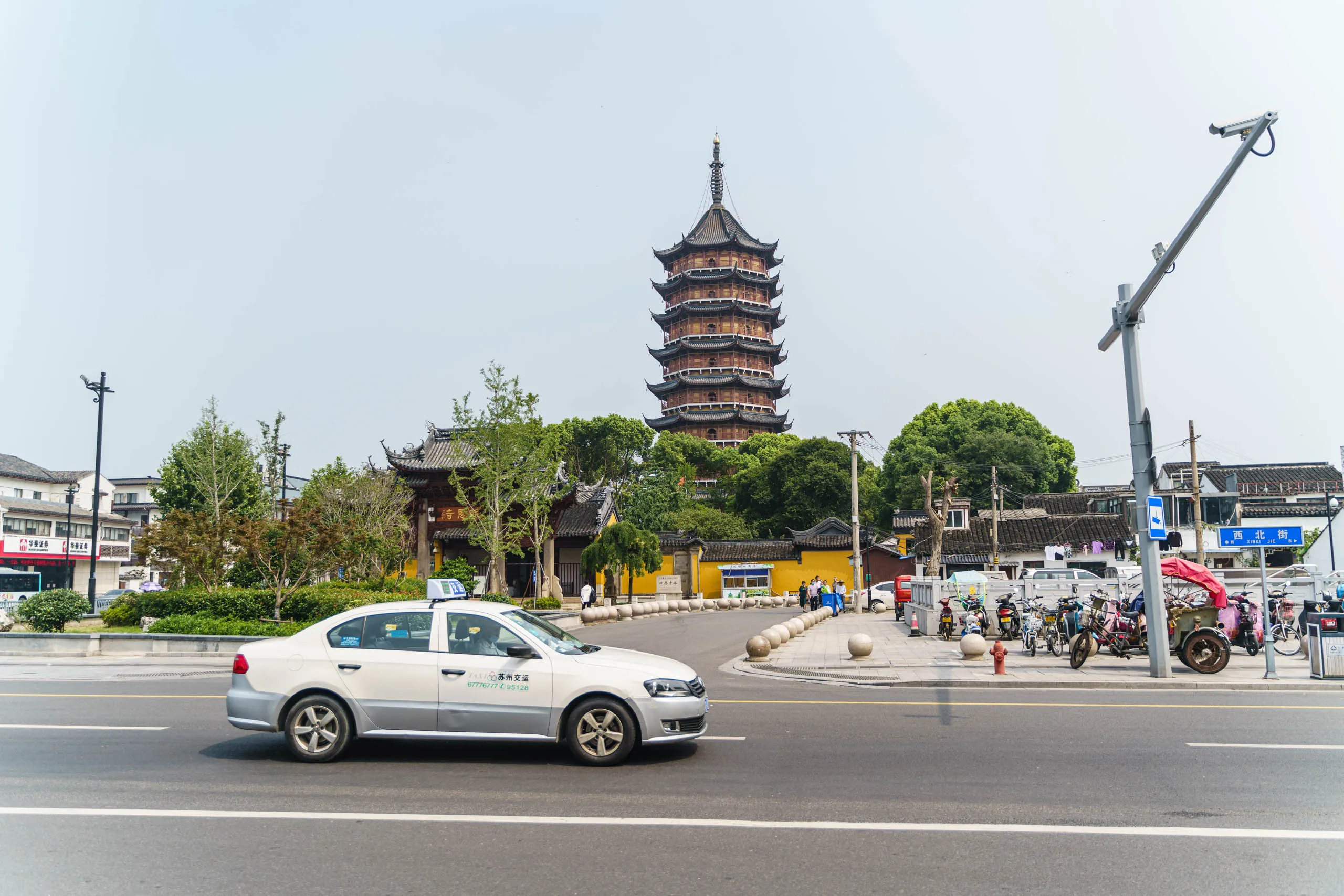 住在西北街,出门走几步就是北寺塔。