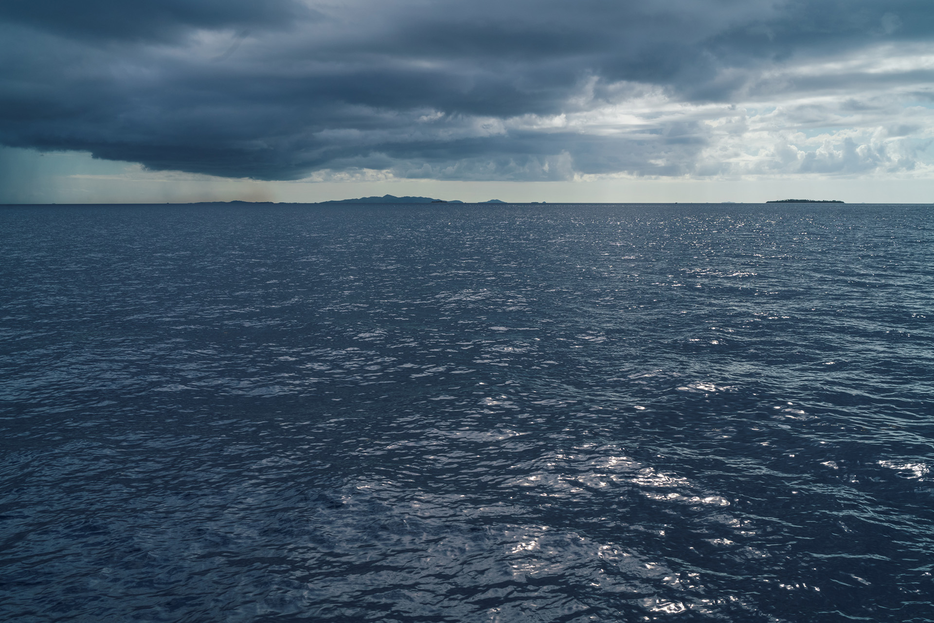 浪摇山入海,云尽雨垂天。