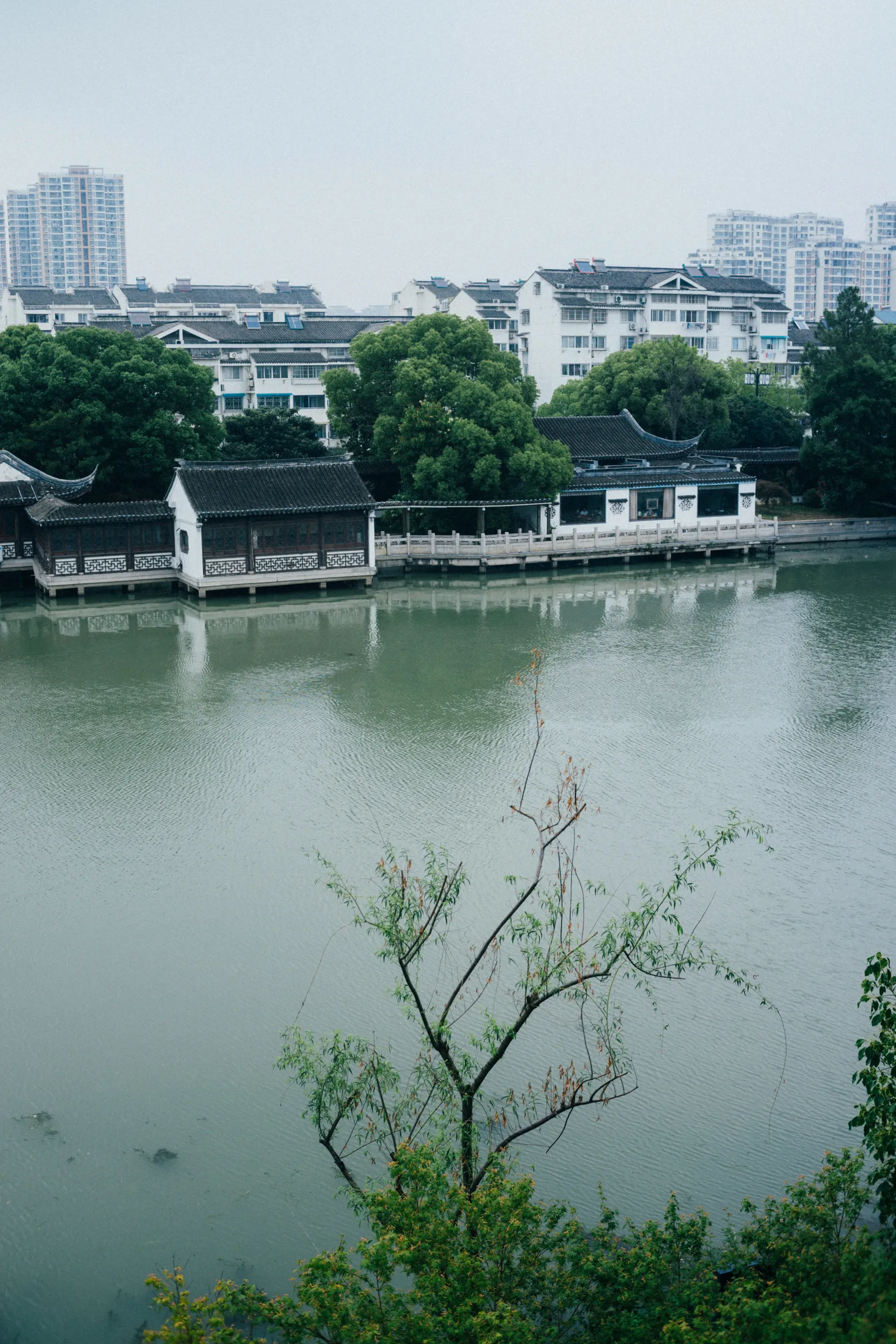 护城河对岸