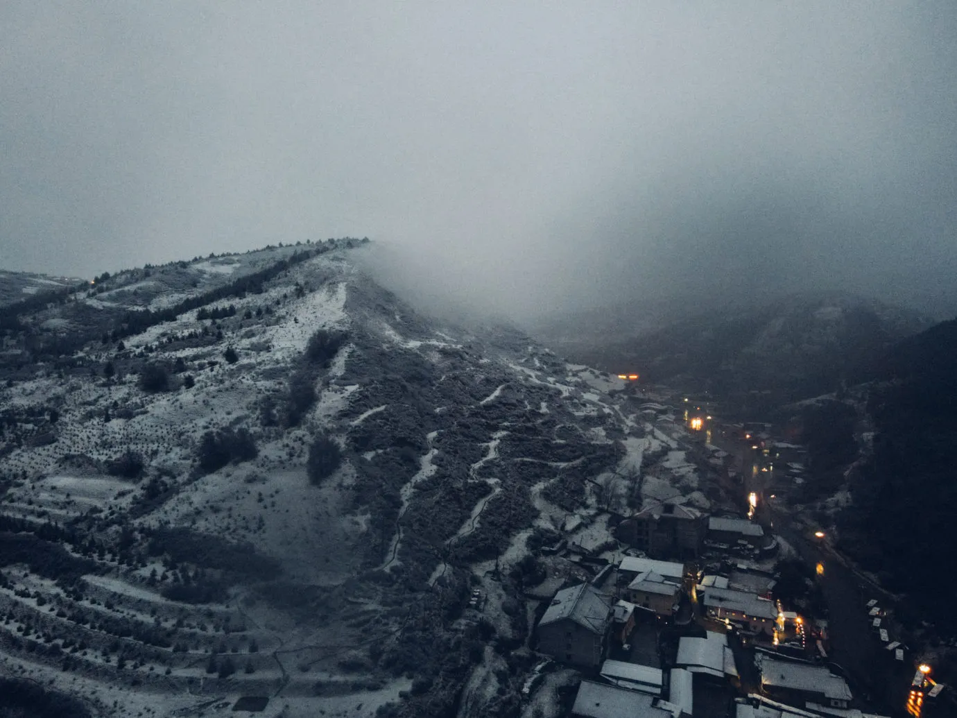 雪后的山间小镇