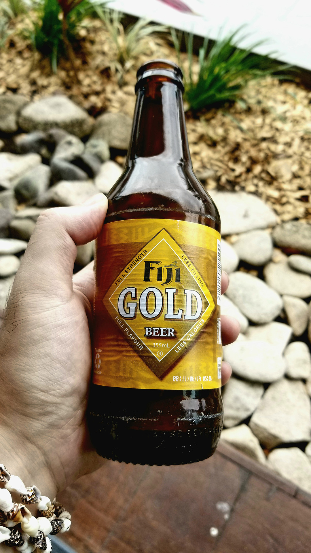 本地啤酒 Fiji gold,味颇苦。