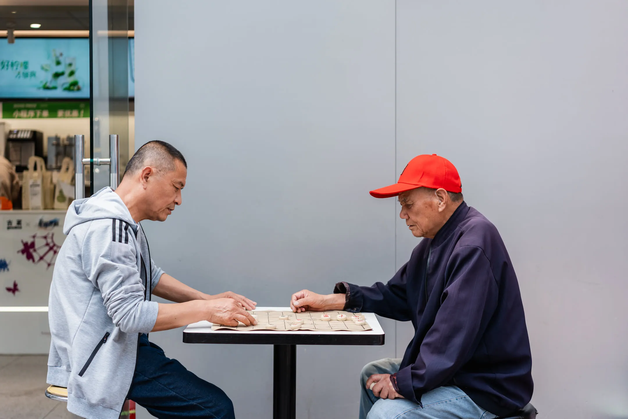 接口下象棋的两人,无人围观,倒也悠然自得