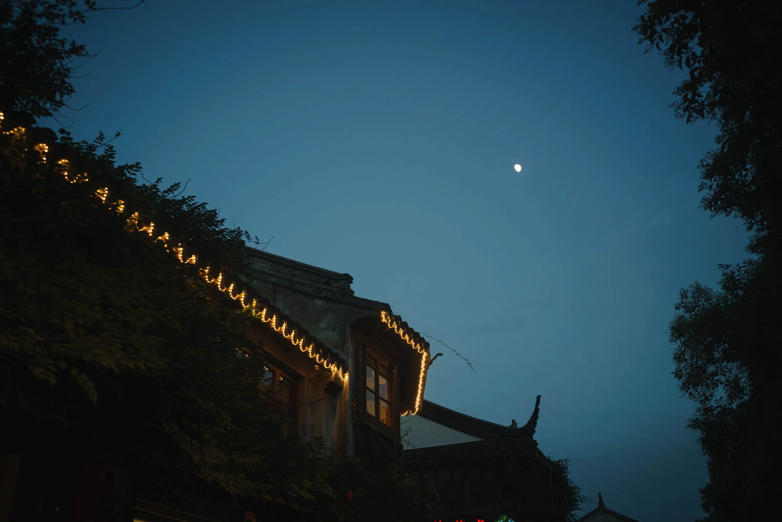 新月在天