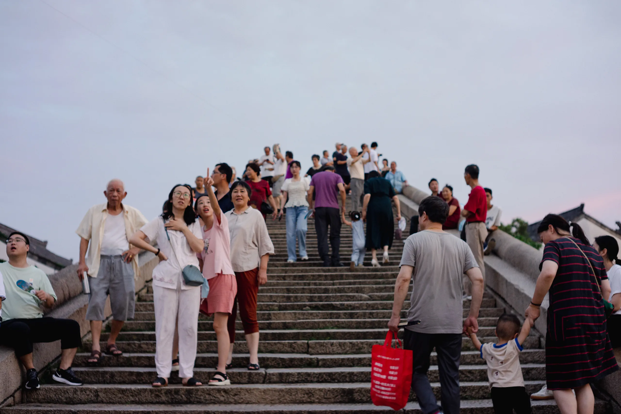 吴门桥上仰望风筝的游人