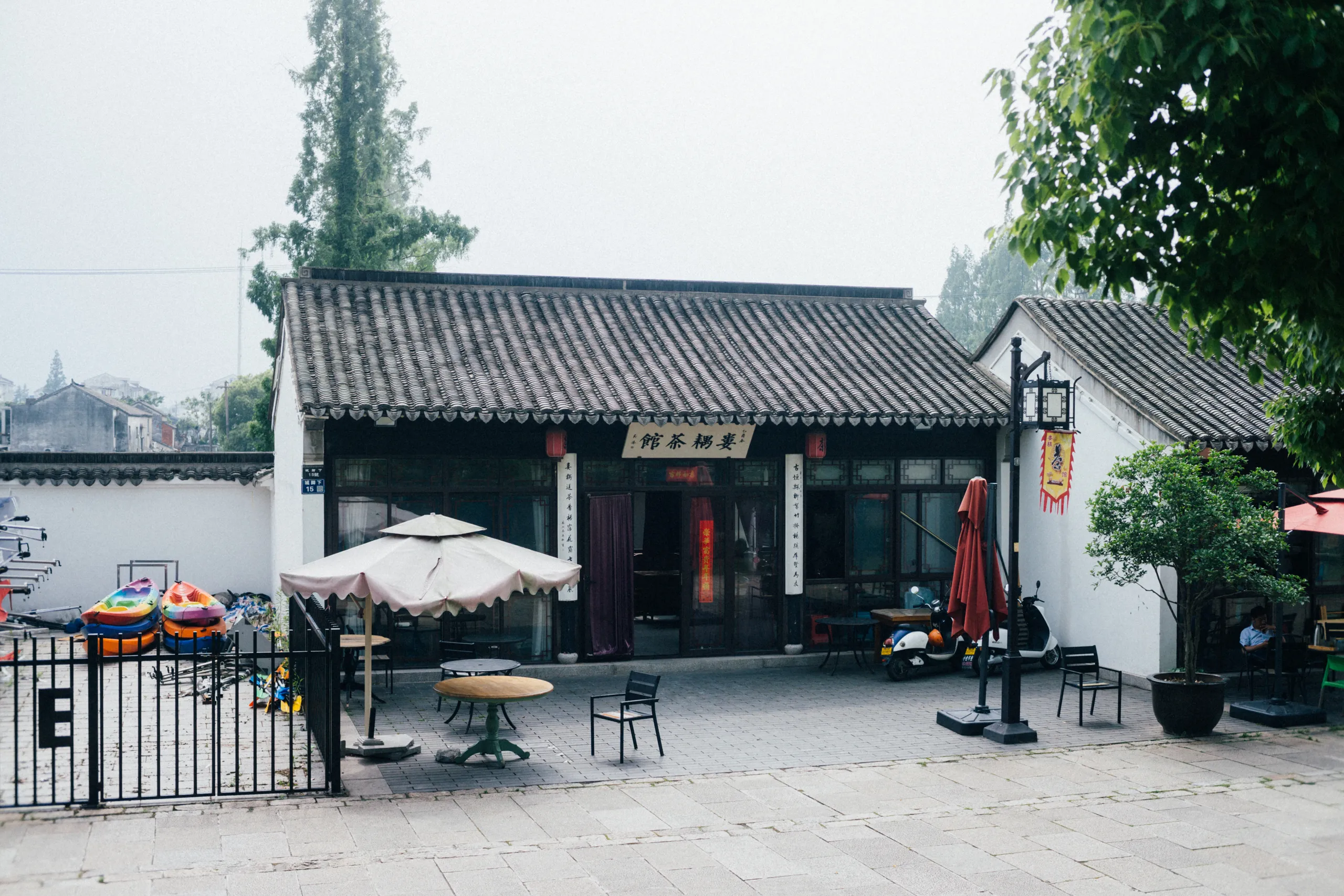 娄门城楼下的茶馆