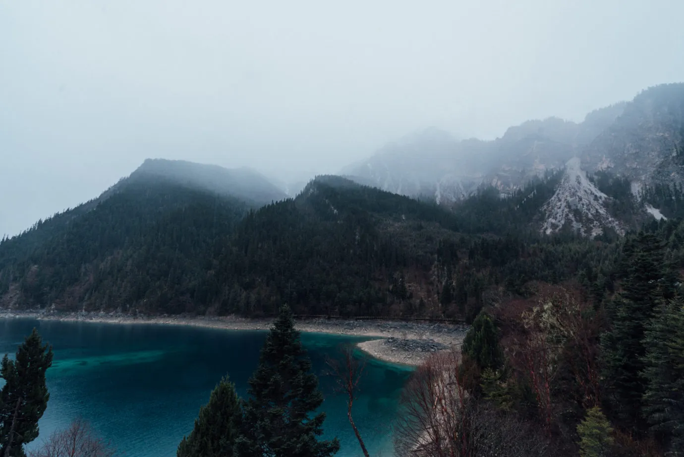 可以想象九月十月秋冬之际,红叶满山,白雪裹顶,那是何等美妙的景象。