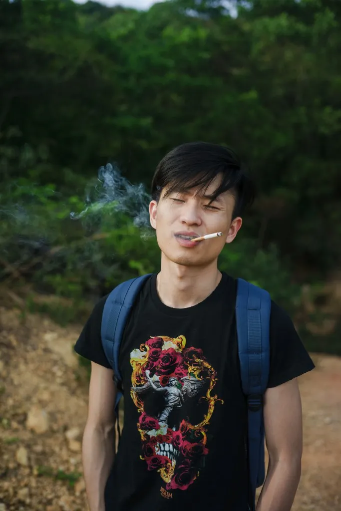面对大海,每个人都显得如此渺小,所以隆哥的表情就是:你们有什么好争的啊?