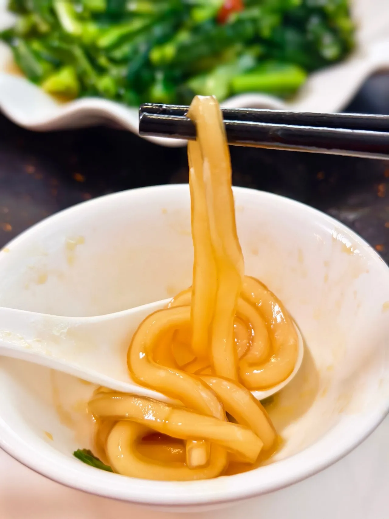 面条外面裹着一层粉条,晶莹剔透,也不知是什么叫法。神奇