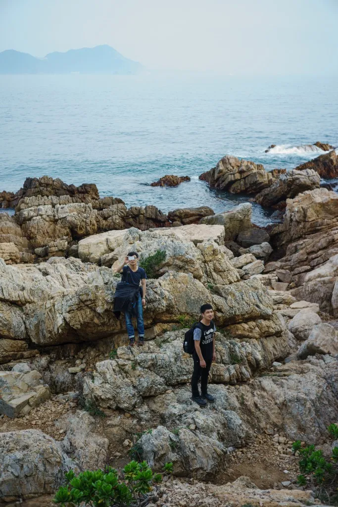 海浪如此激荡,他们仍然淡定从容。