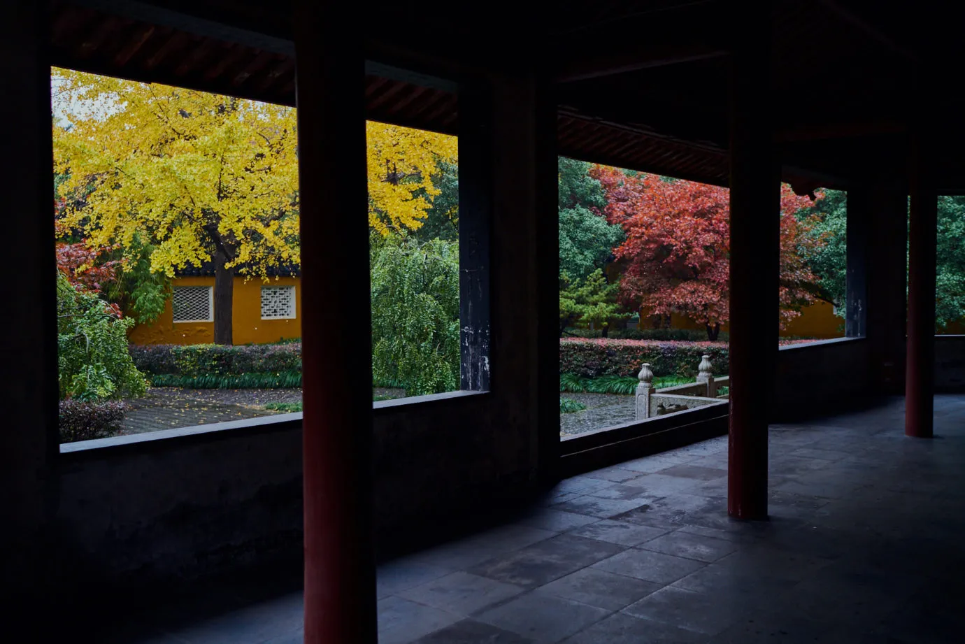 北寺塔内看庭院。