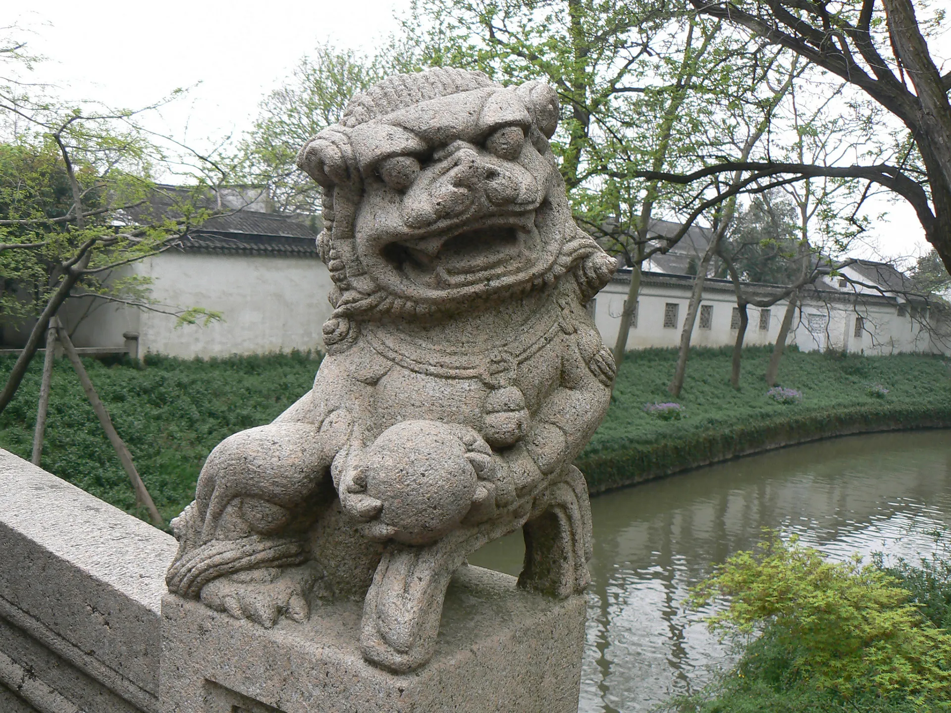 神态各异的石狮