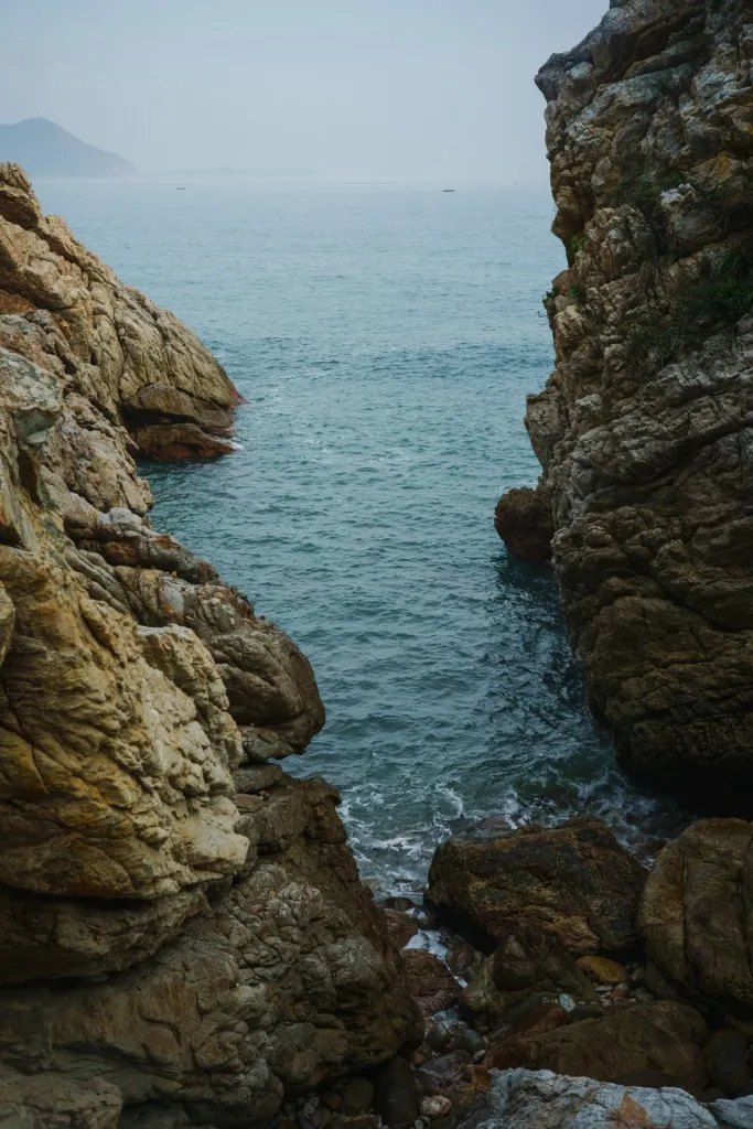 海面上的光线也渐趋黯淡。