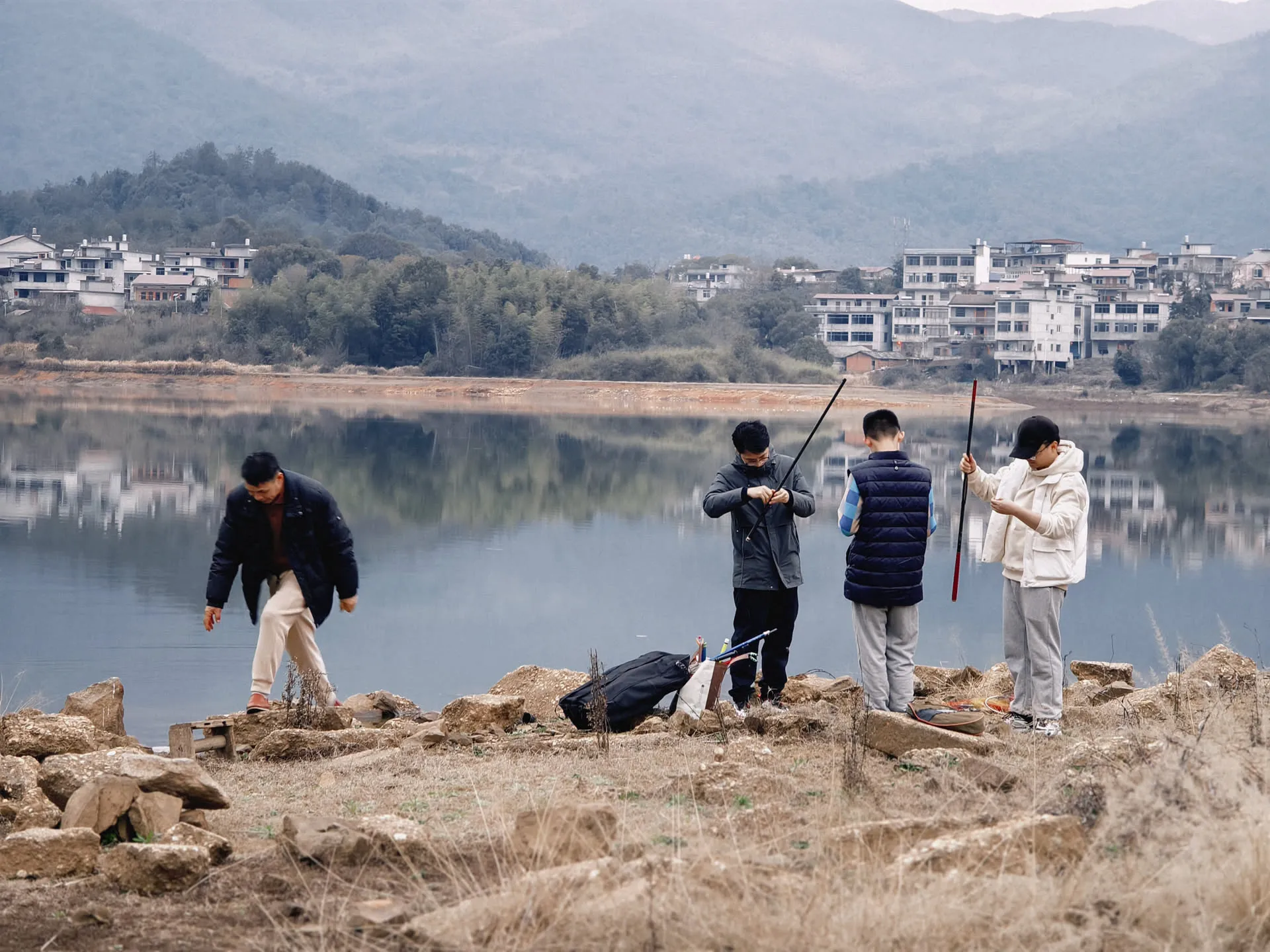 梦山水库钓鱼，对岸就是老潘（原称潘源，有新潘之后改成老潘）