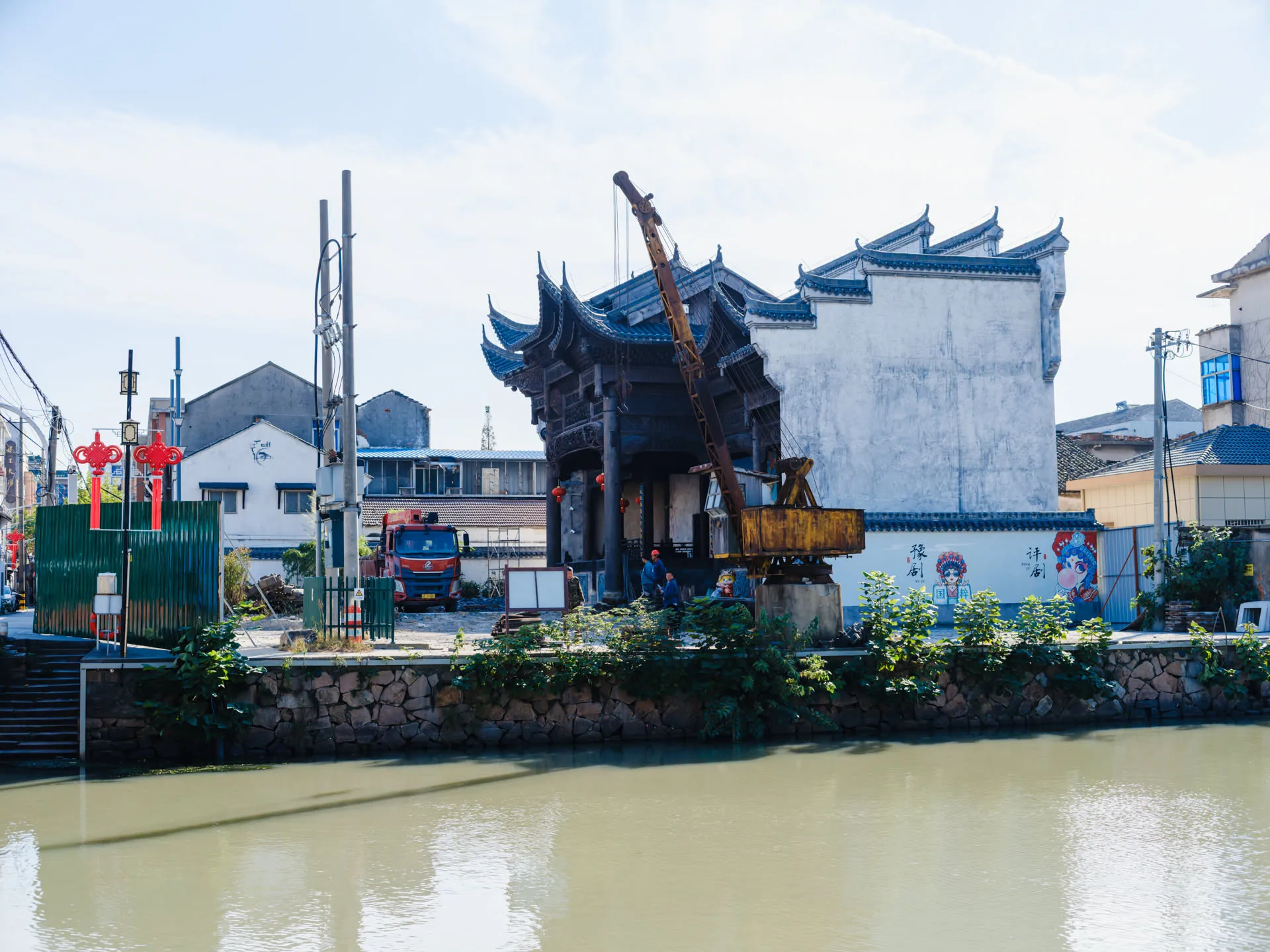 从河塘对岸远观