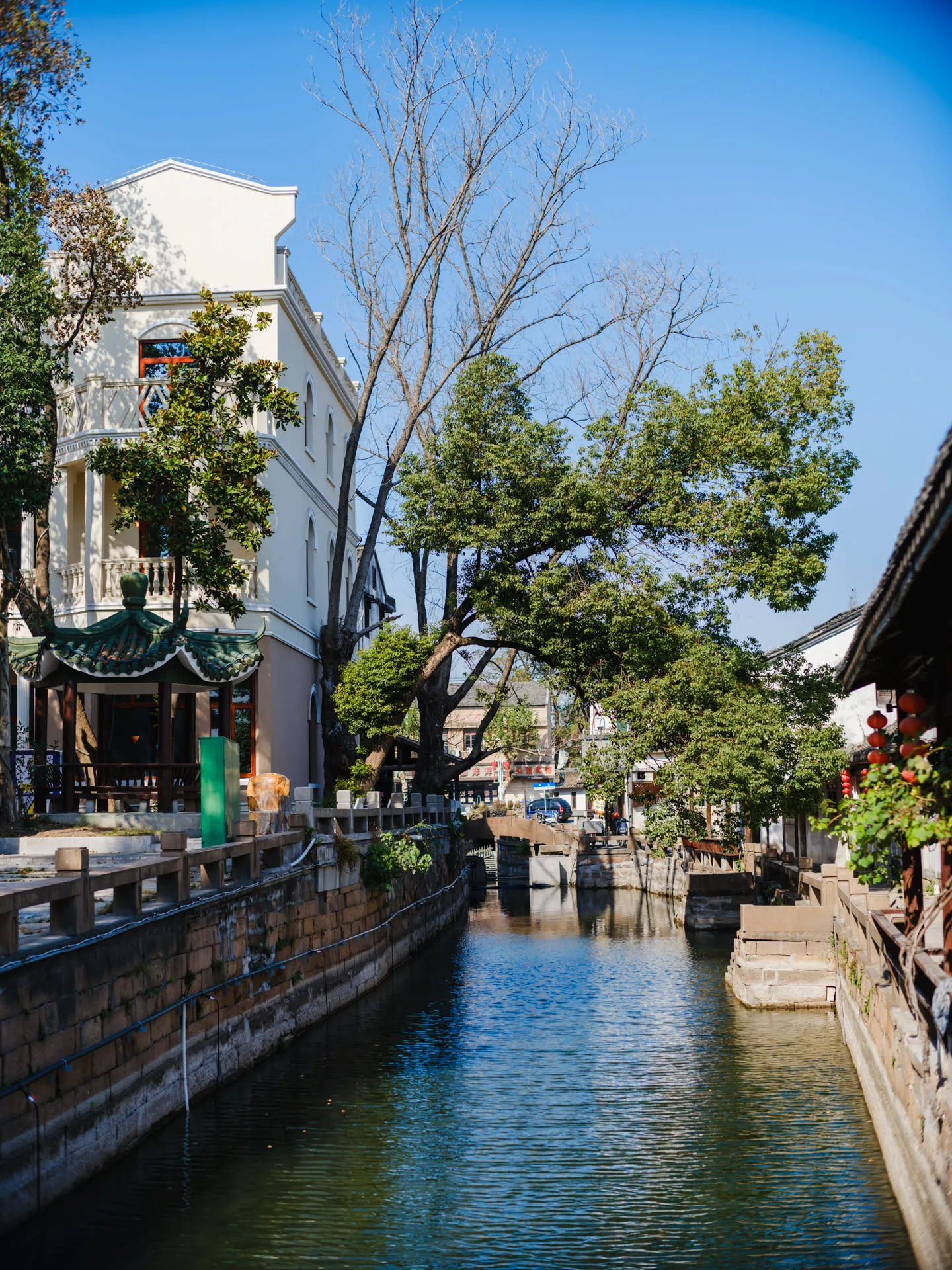 左侧的白色洋楼应该是昔日的豪宅