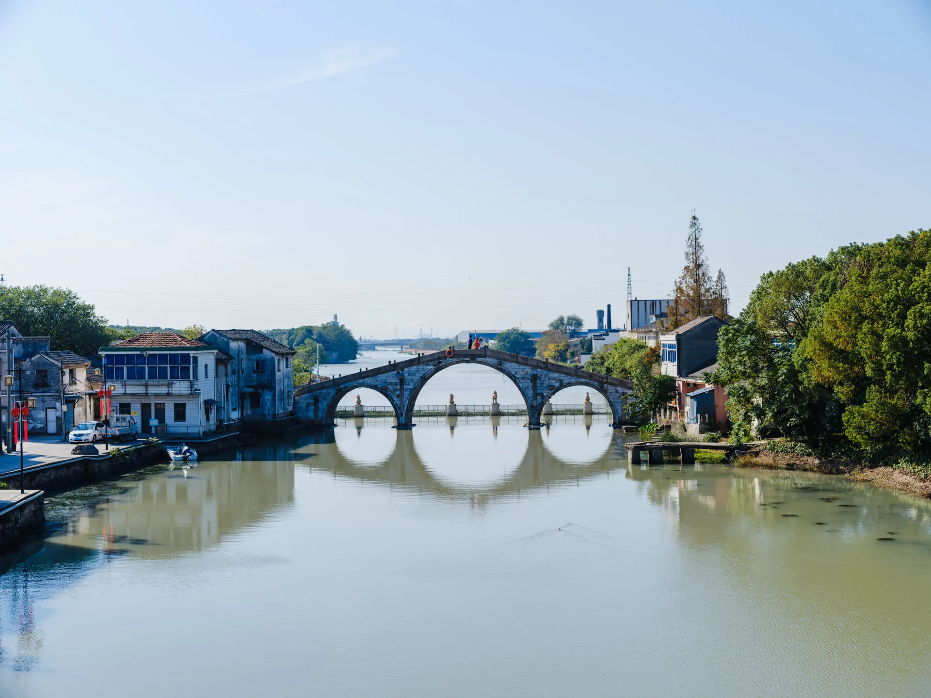 两岸的民居都不足以增饰光彩