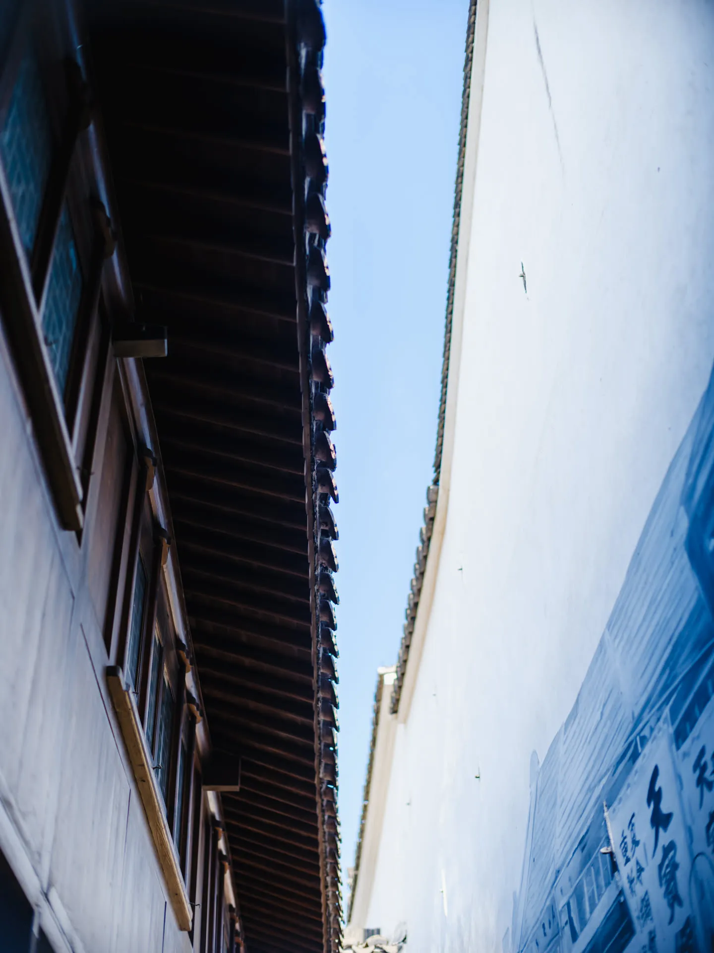 屋檐之上狭长的天空