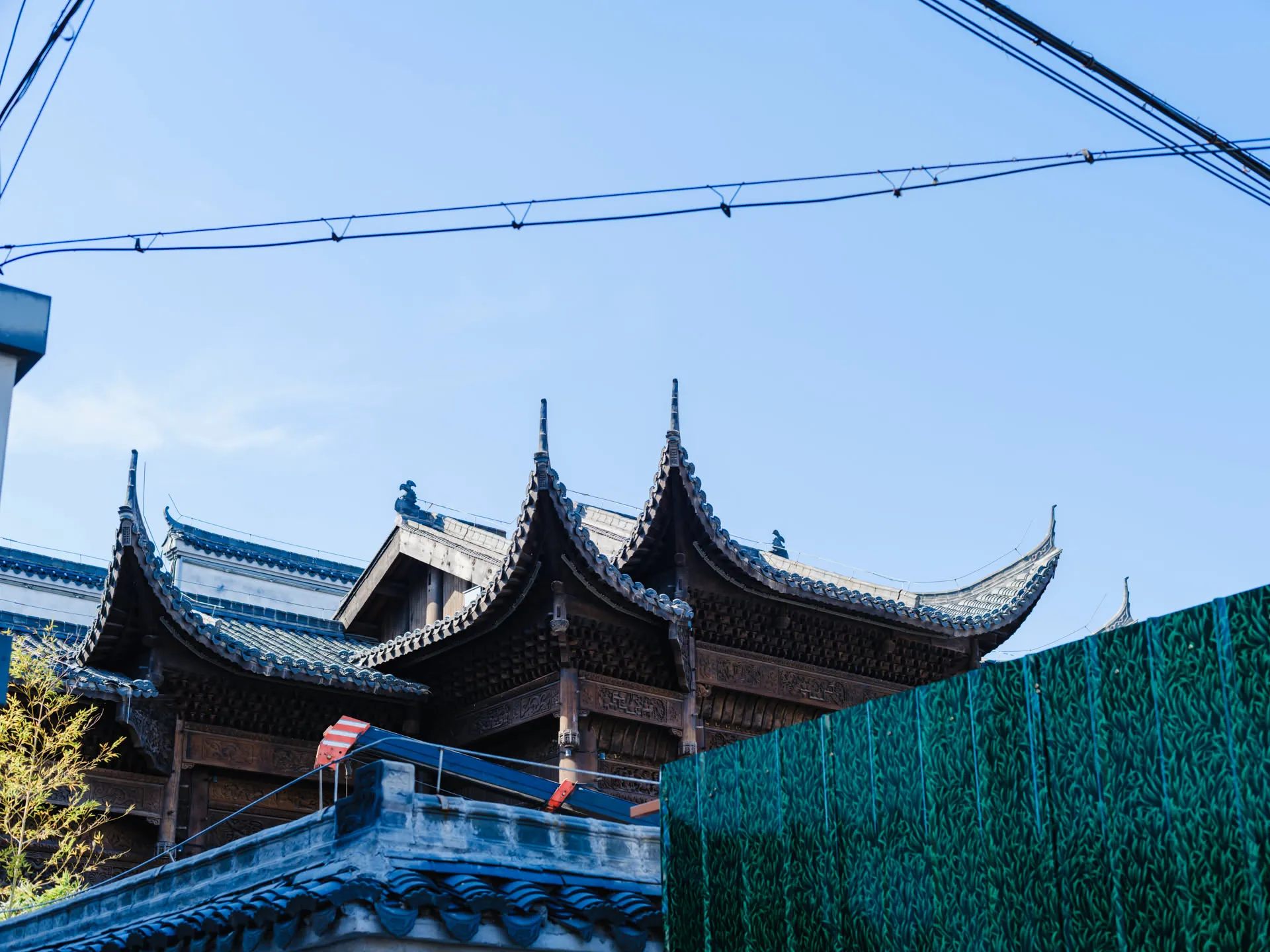 从围墙外仰拍戏台的飞檐