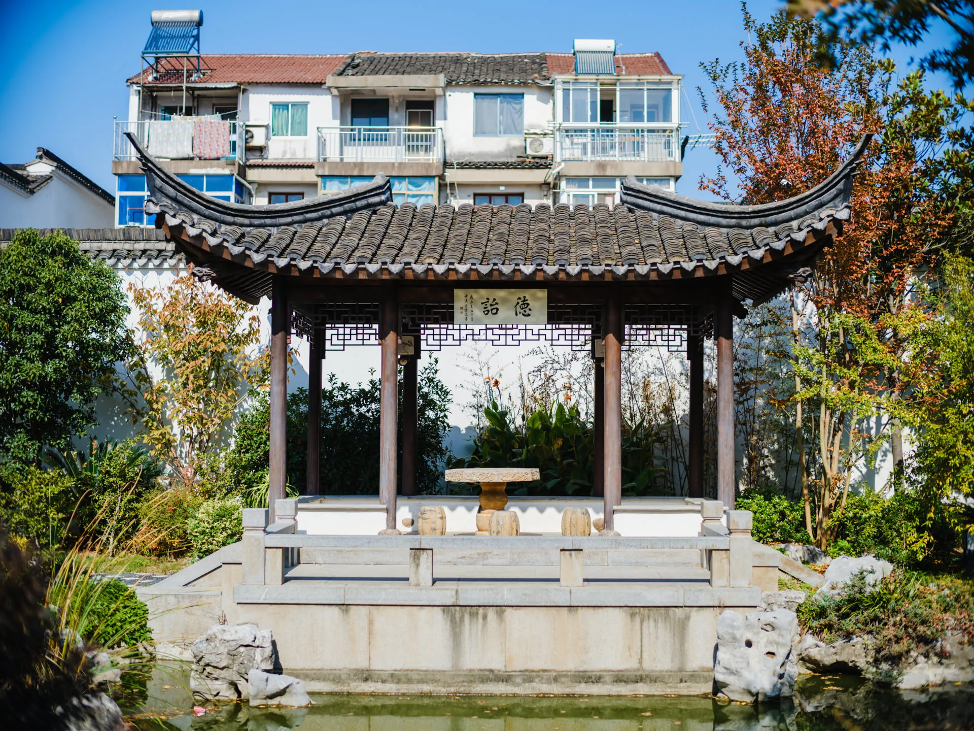 围墙太矮，就不太好取景了，所以苏州的园林大多墙极高。