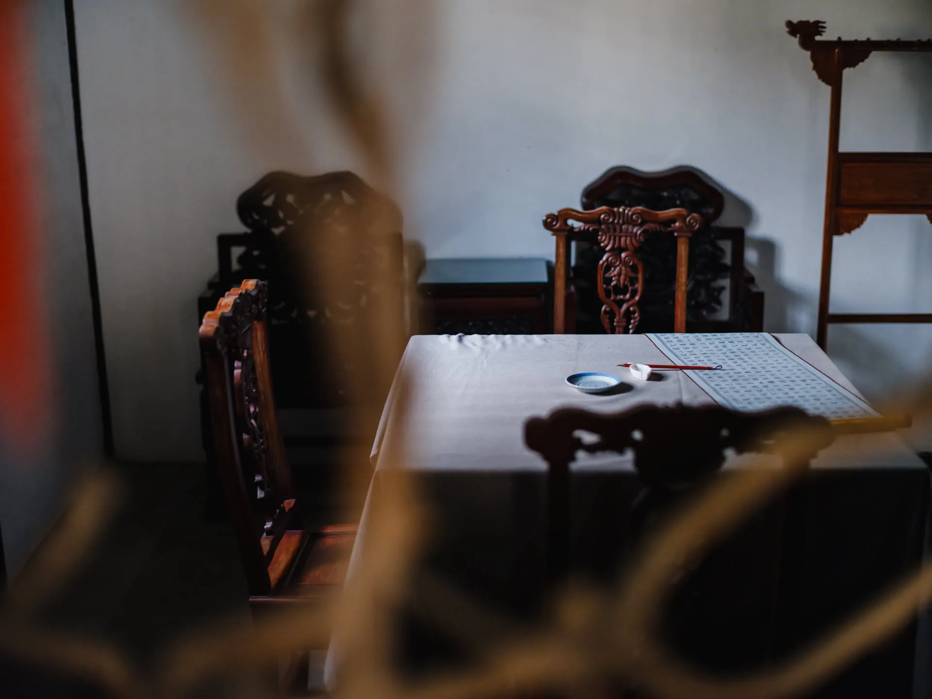 正殿后面的房间都寂静无人