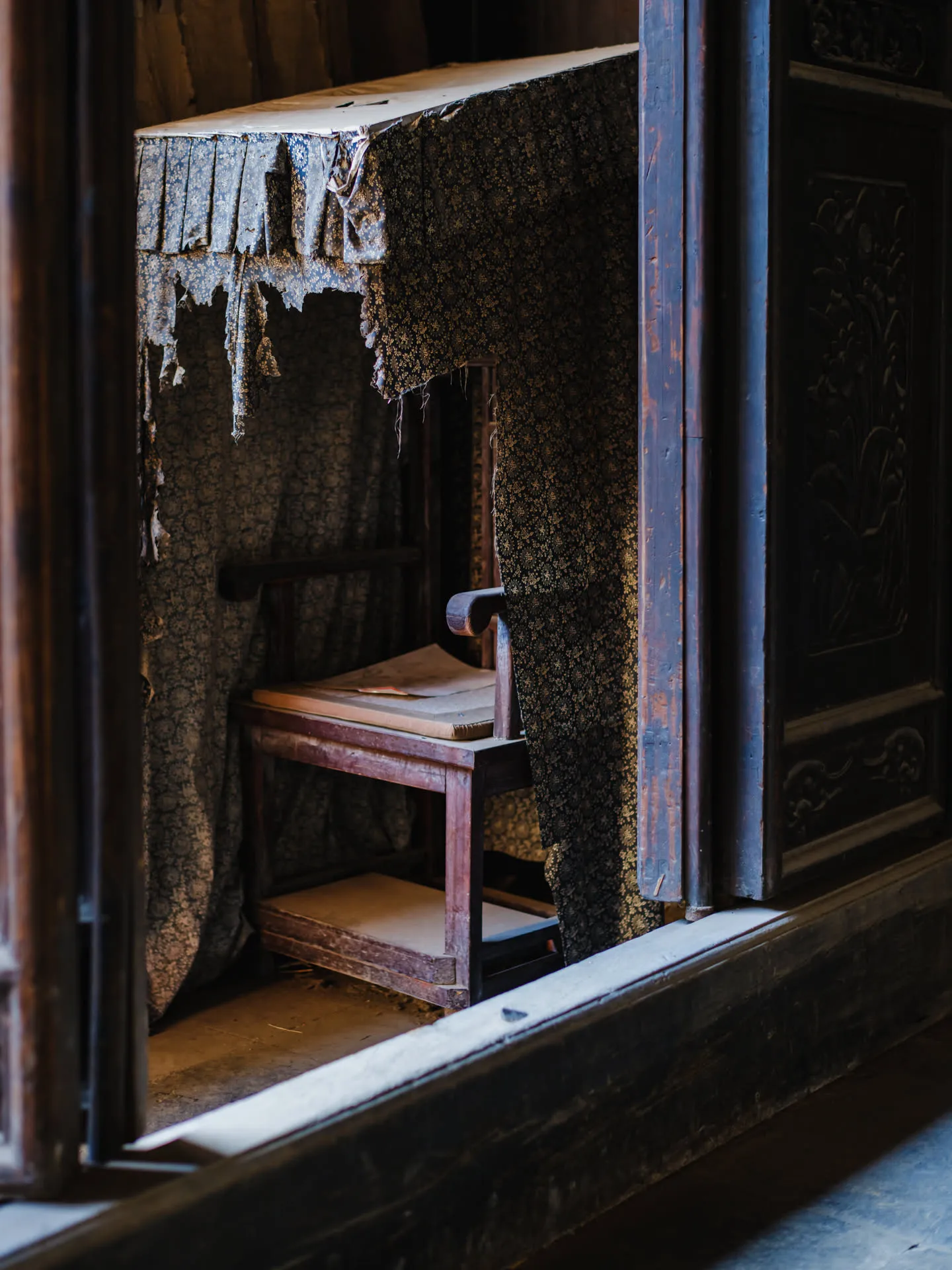 角落里静静吃灰的一把椅子