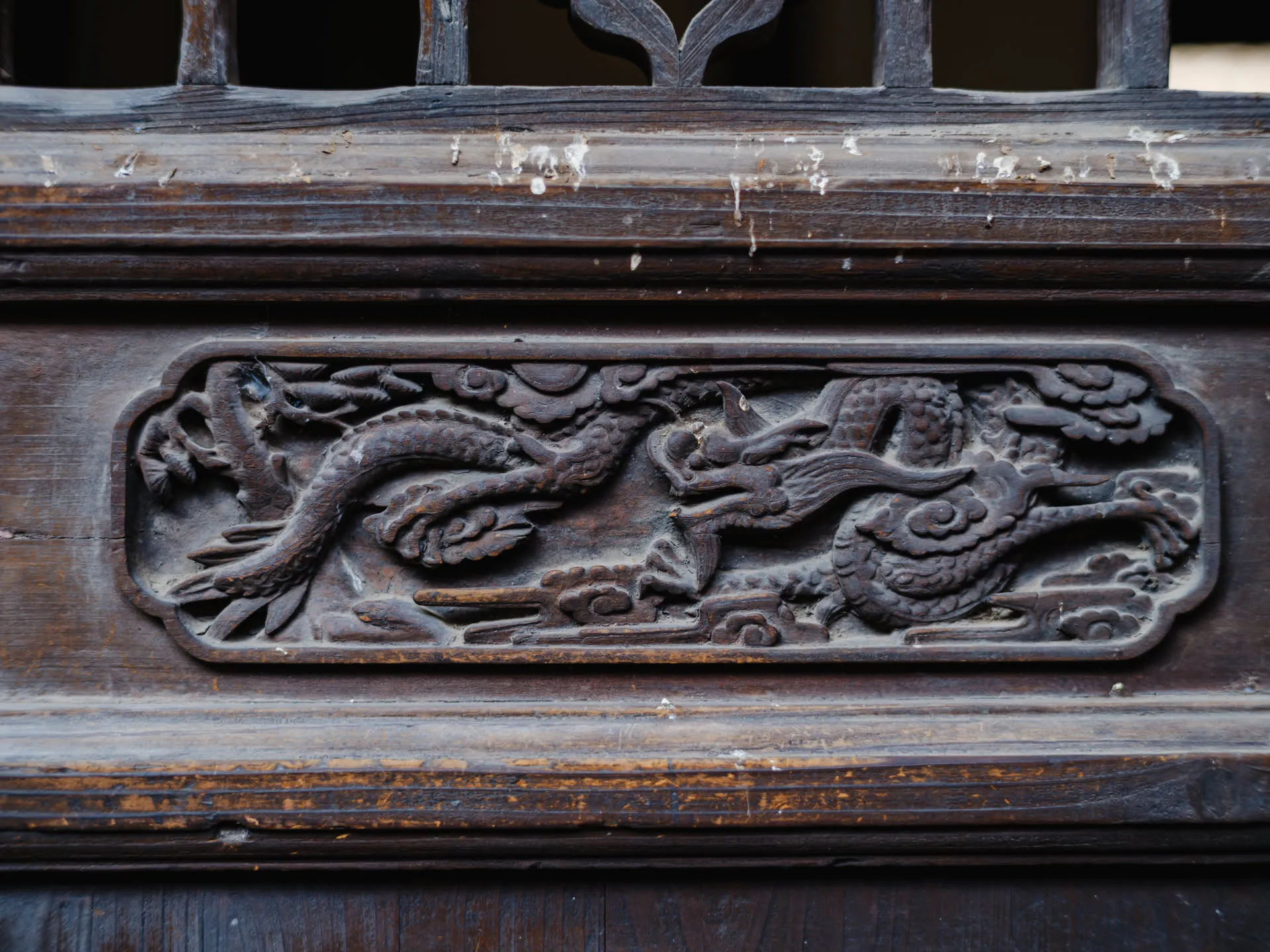 五爪为龙，四爪为蟒。解说阿姨说是龙纹，普通人家用了要杀头的，并将这些龙纹当作乾隆入住过的证据，但并不能全数当真。