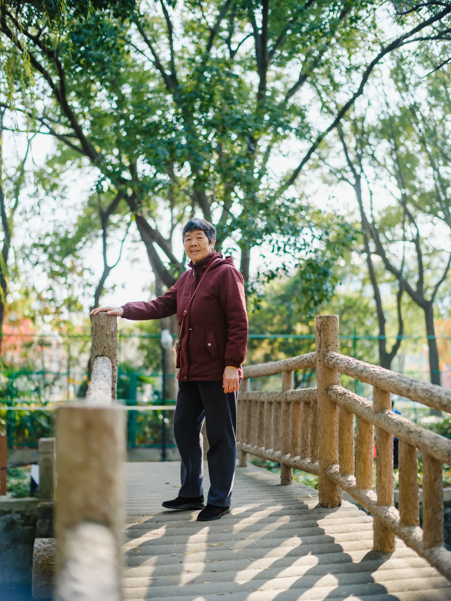 远看是木桥，走到桥上才发现是水泥。