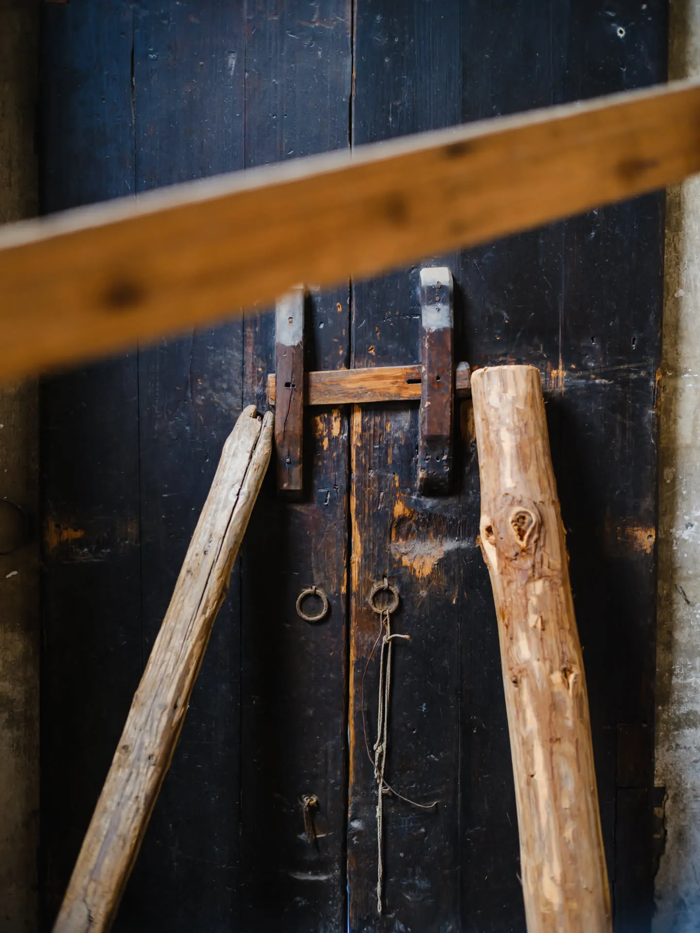 用木棍顶住的侧门