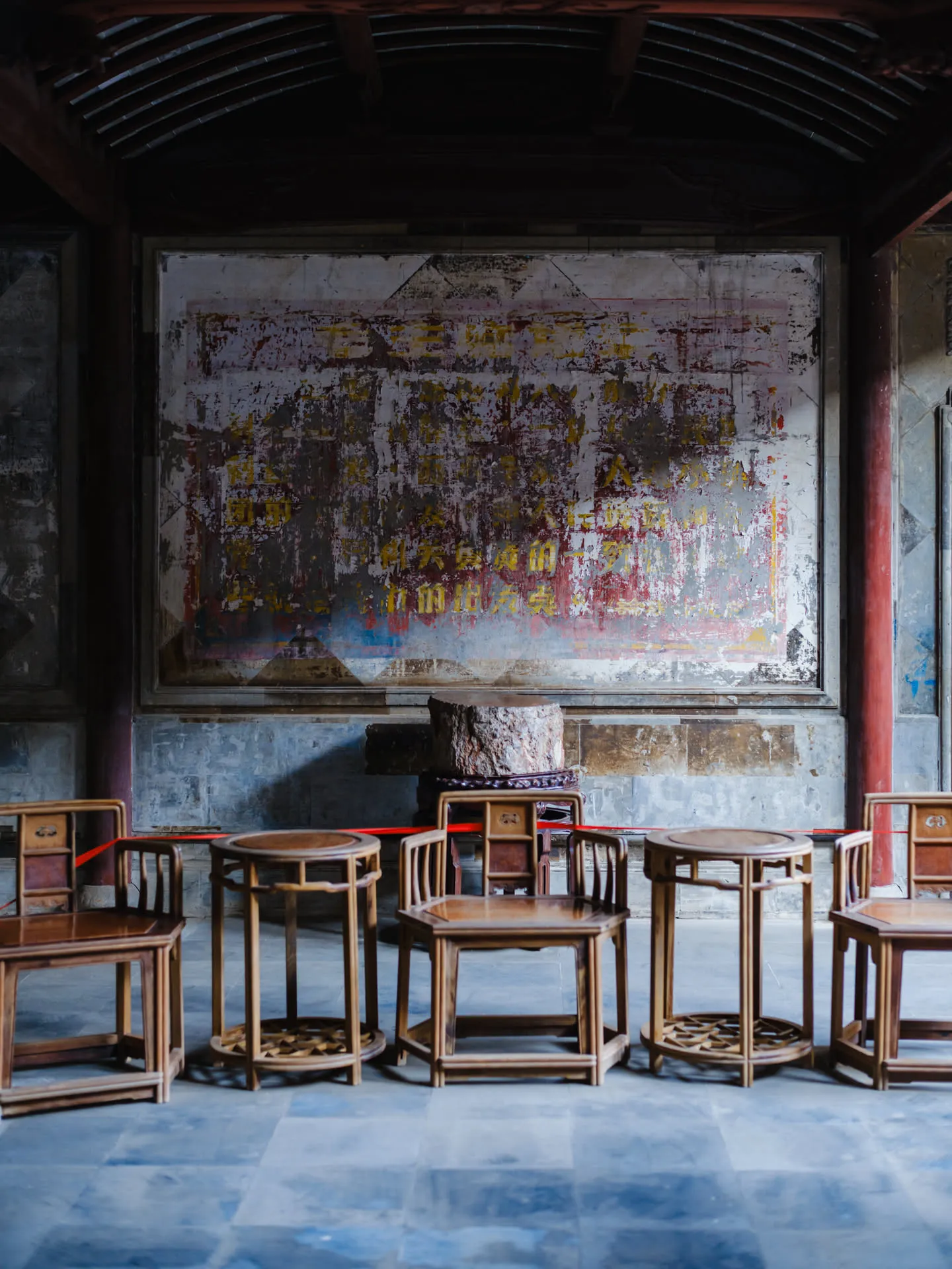 一处大厅，两壁的毛主席语录已斑驳难辨。