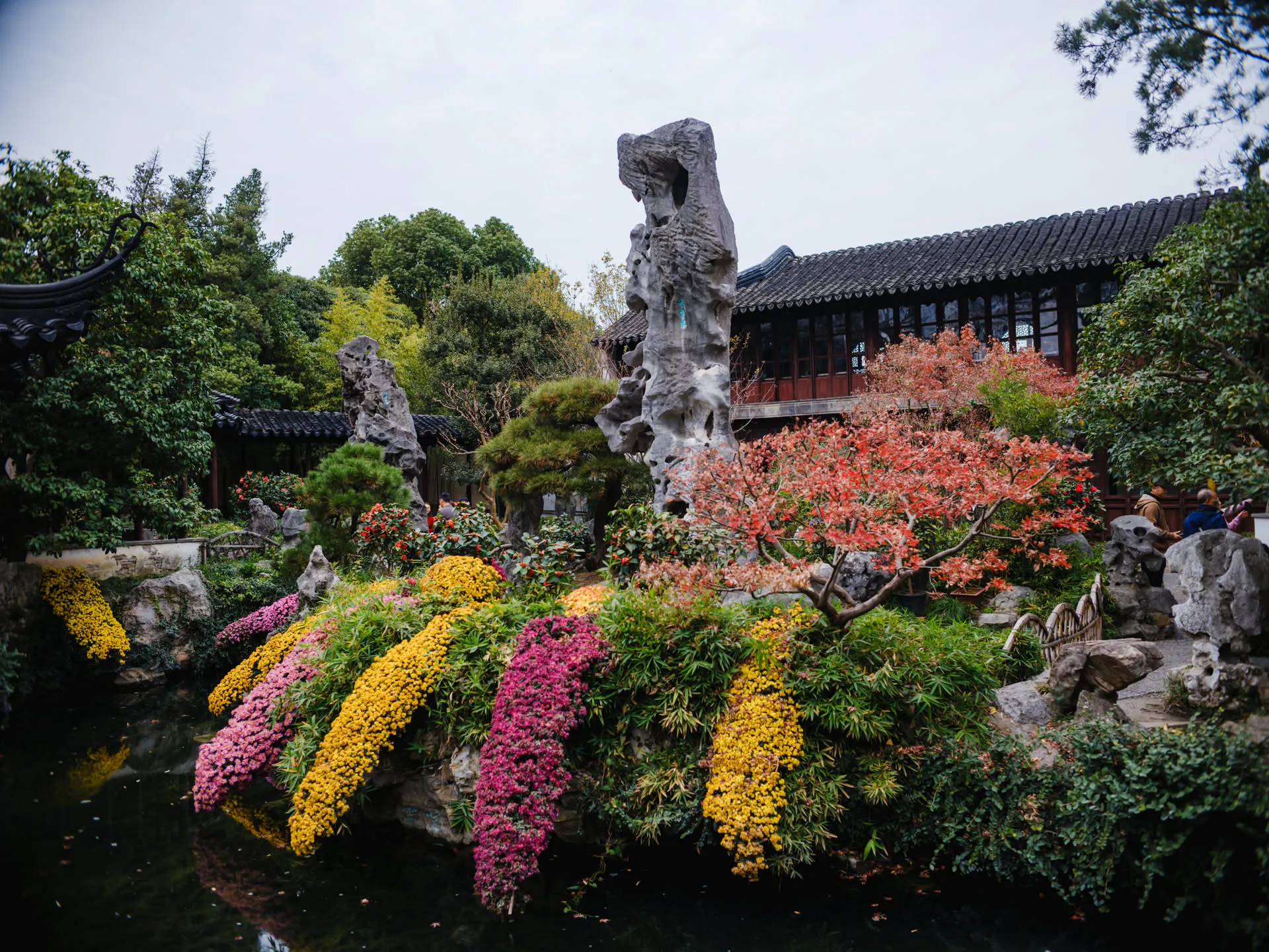 冠云峰前这个欧式置景未免太刻意，中国园林还是浑然一些更好。