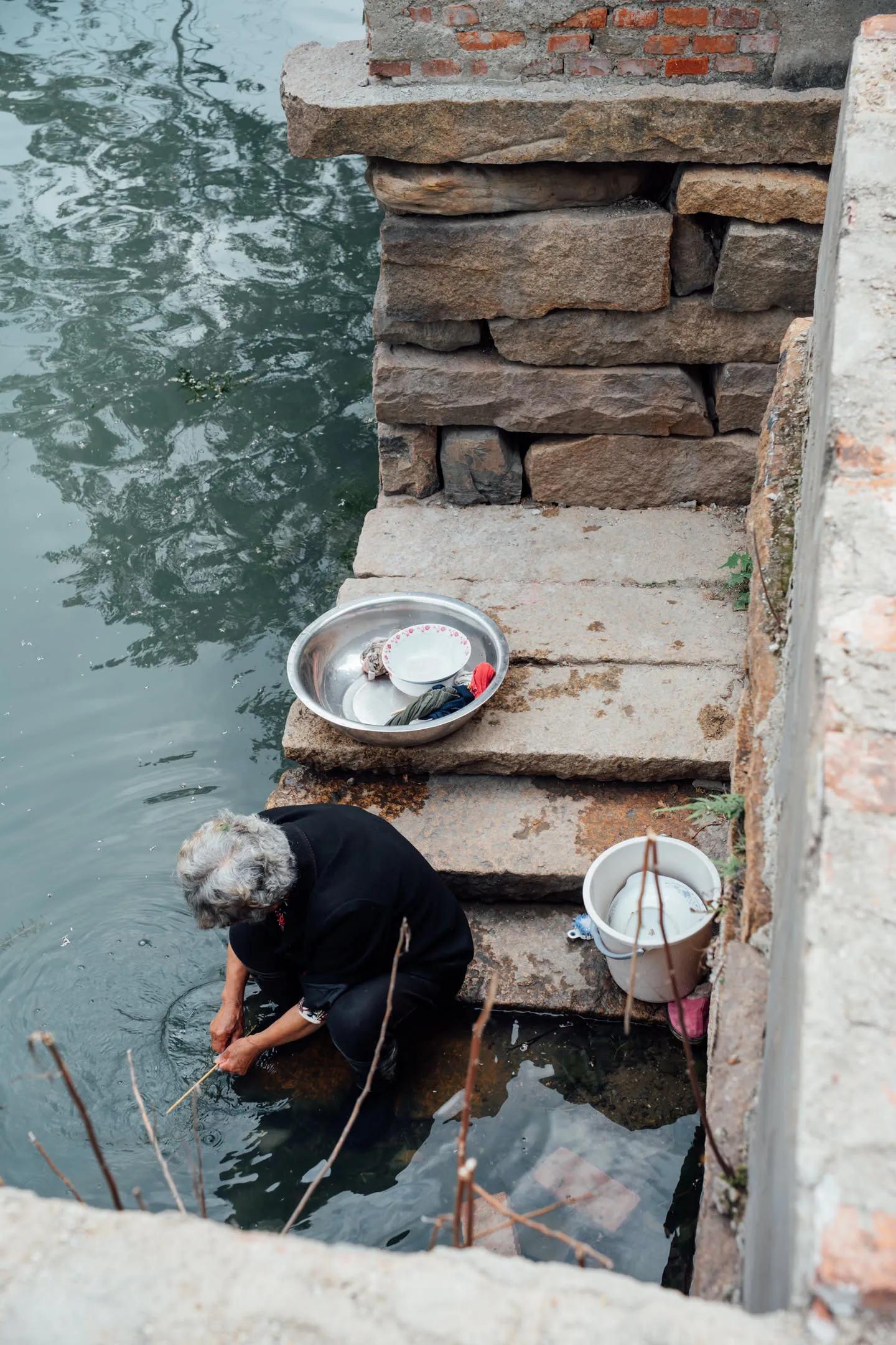 在河边洗濯的老阿姨