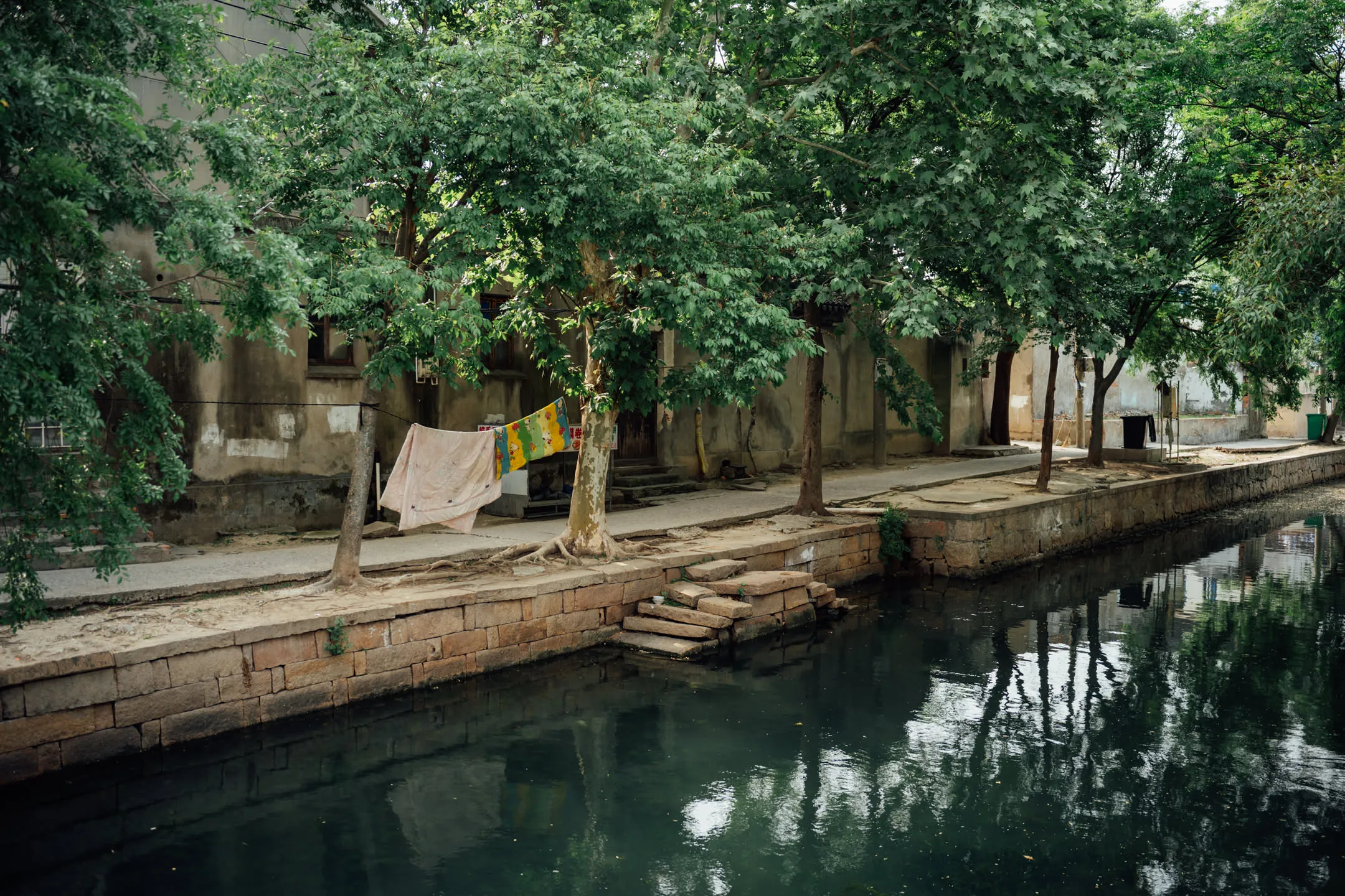 河道边晾晒的被子