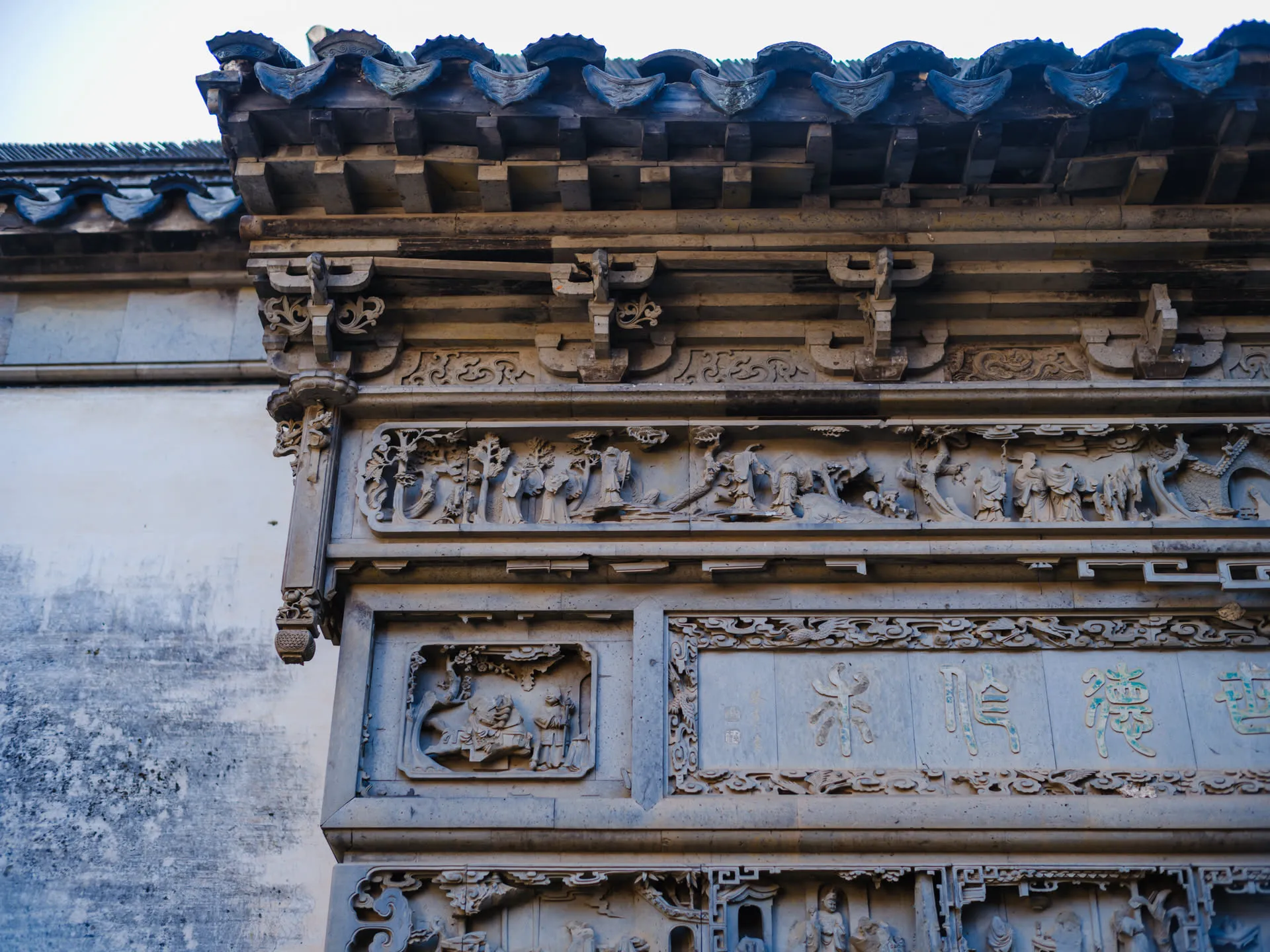 牌坊上的浮雕，非常精美，但已有剥落。看起来不像是文革时被破坏，毕竟损坏较轻微，更像是风吹雨打的自然产物。