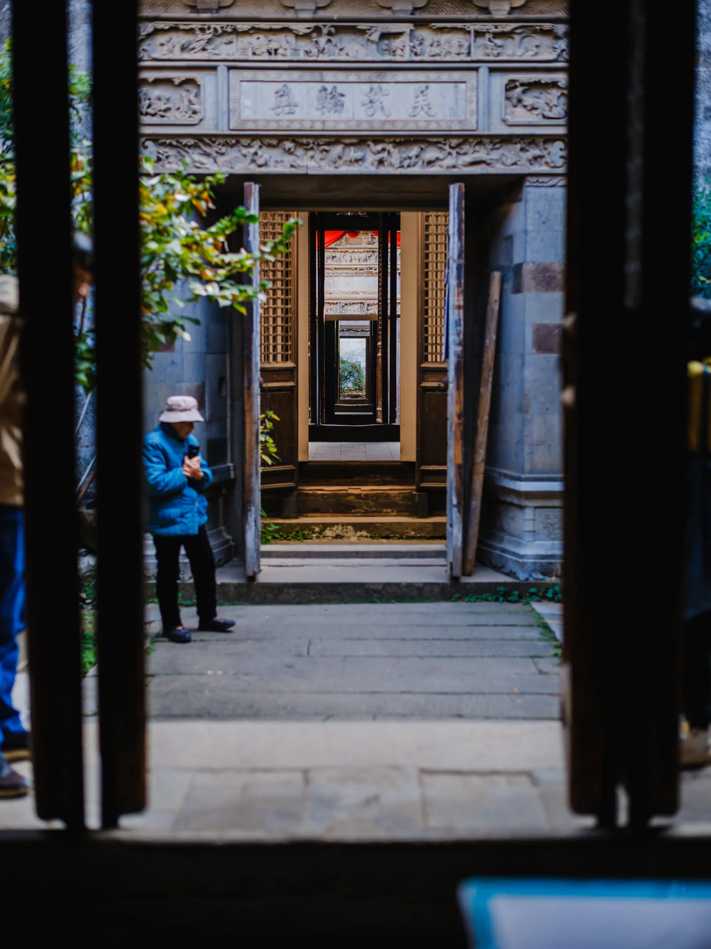 与岁月的深邃对视。