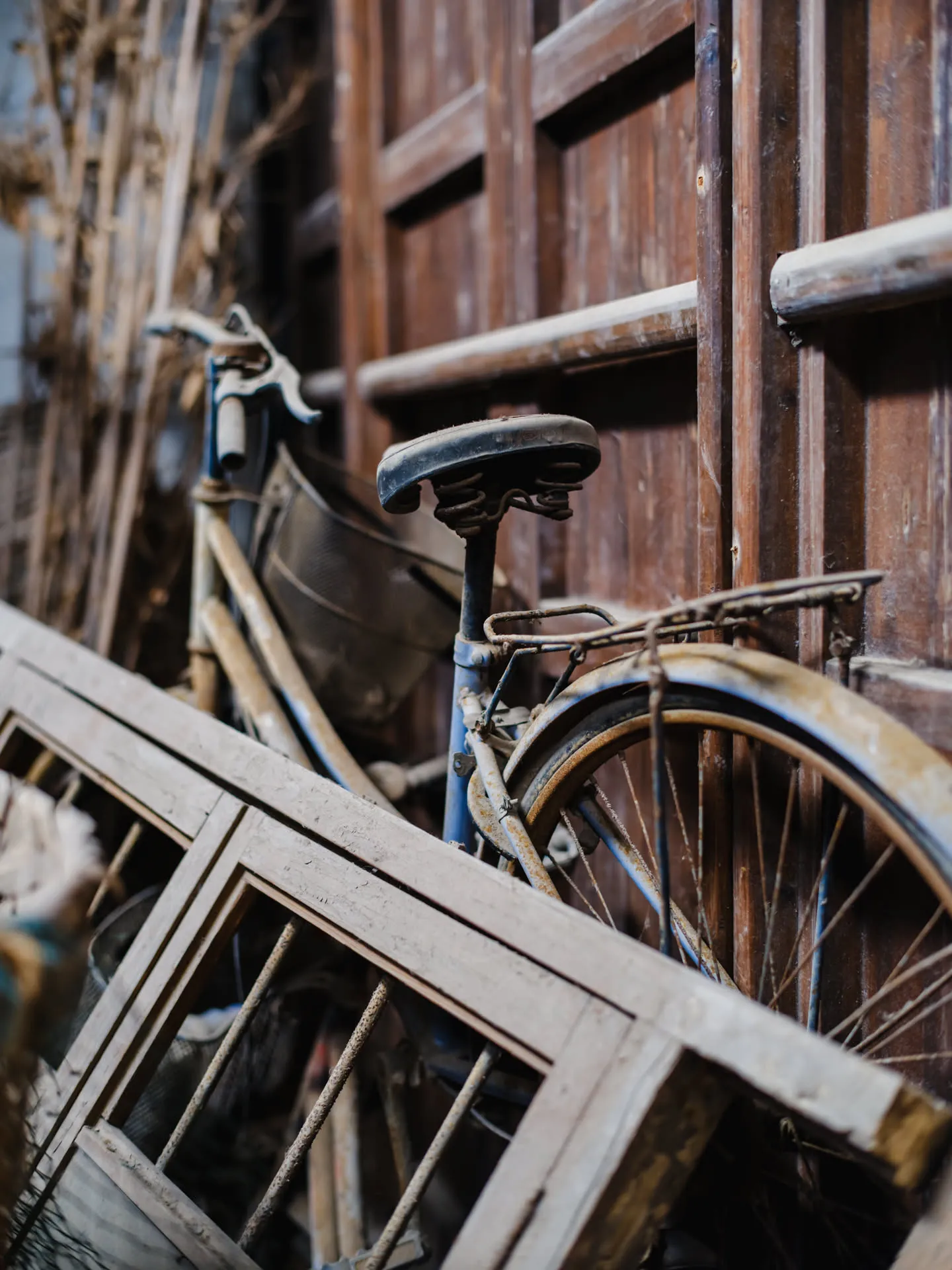 角落里随意堆放的老自行车