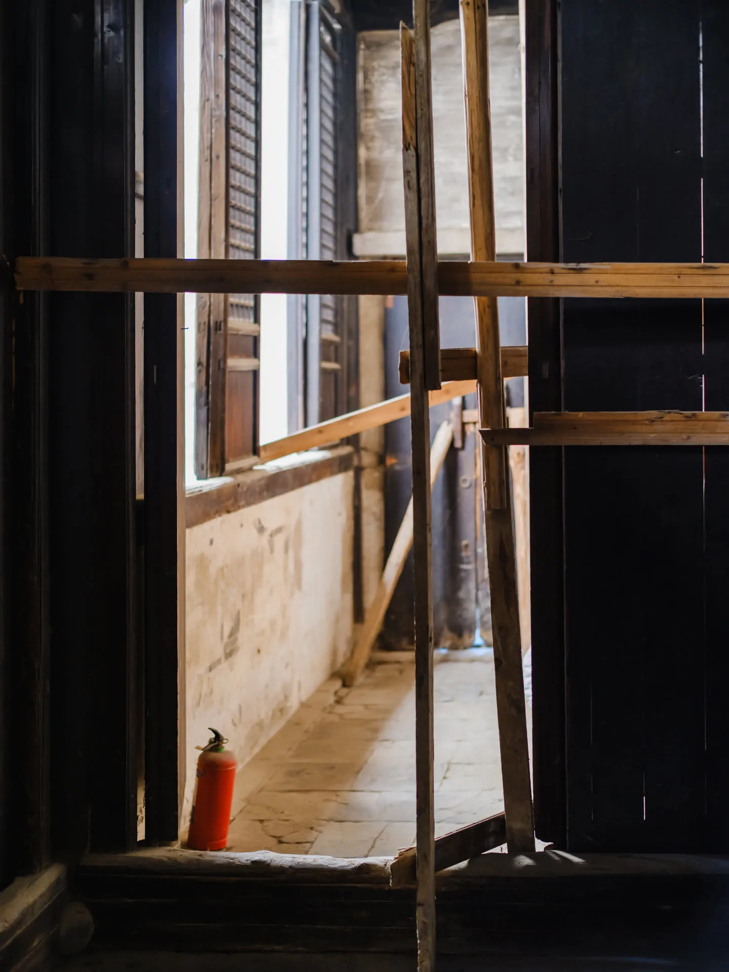 据说有白蚁，所以用了不少木架支撑。白蚁扩张起来速度很快，理应尽快处理才对。