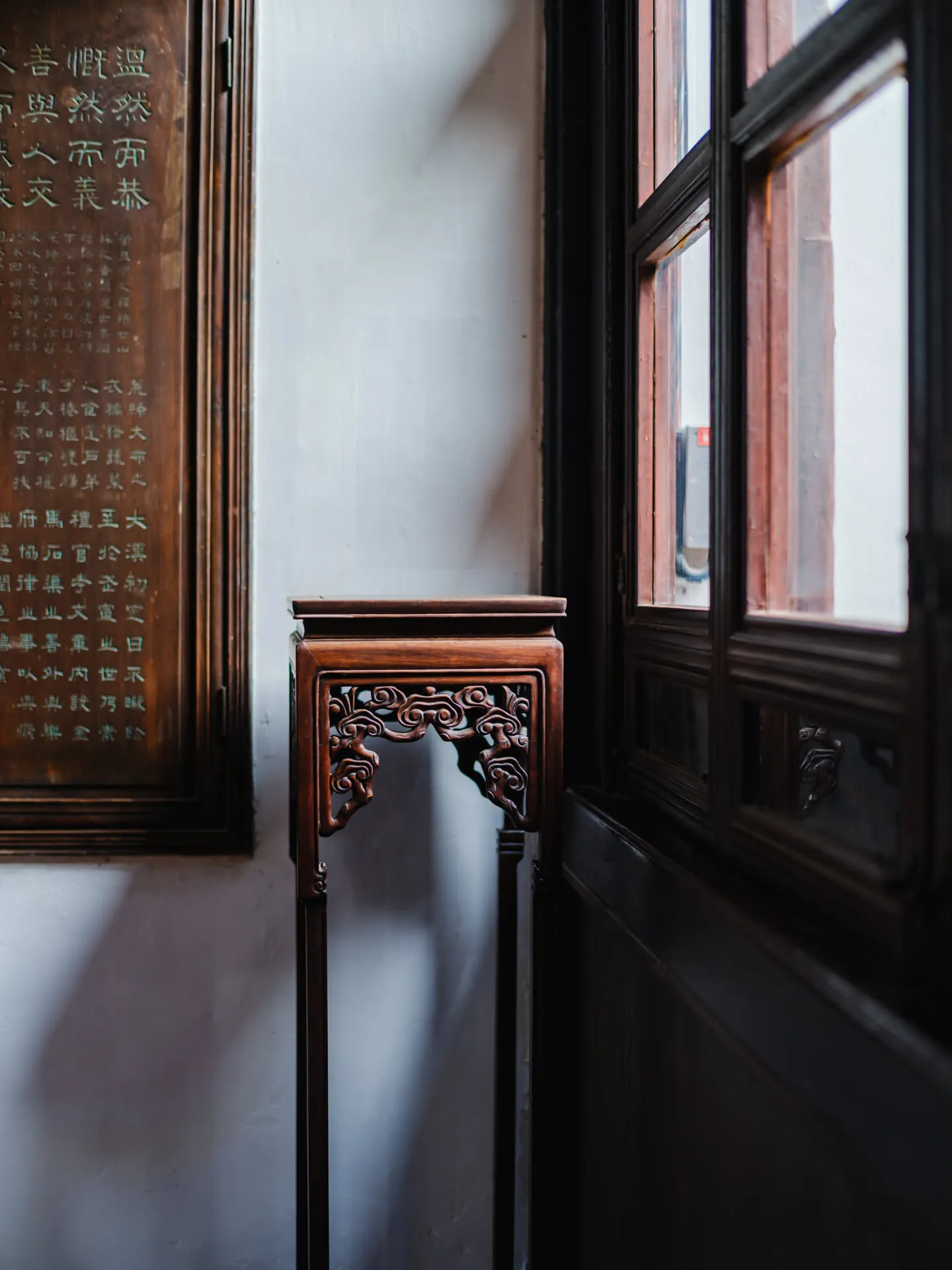 少一方盆景，或几枝插花