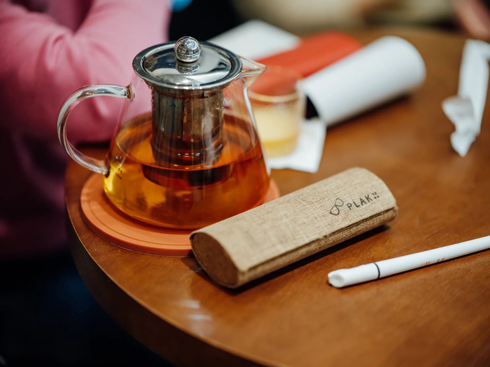 茶、笔与眼镜盒