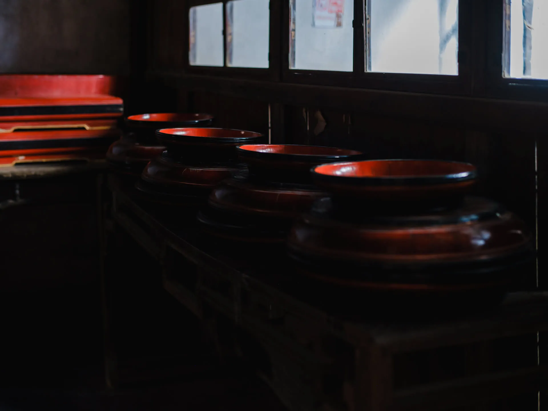 看起来似是备餐的地方，但光线暗淡，不宜久处。