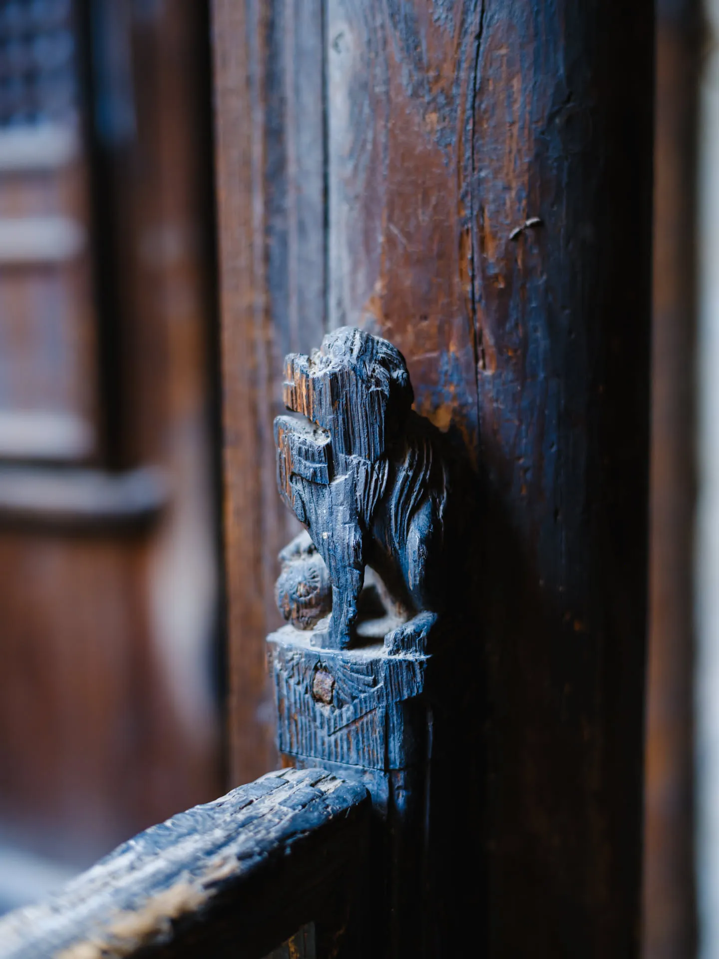 麒麟或狮子，从脚下的绣球来判断，应该是狮子。