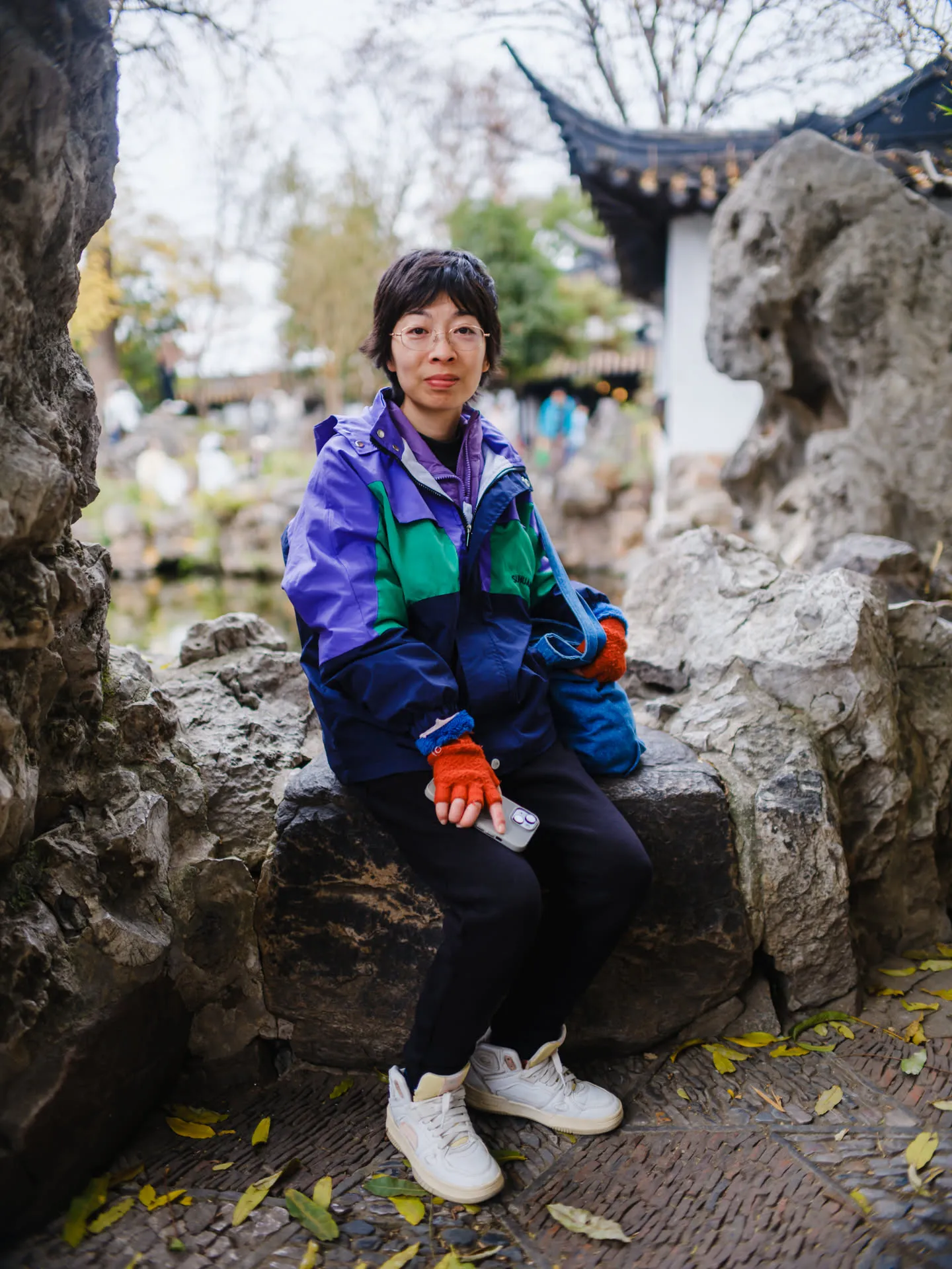 陶小婧坐在假山上