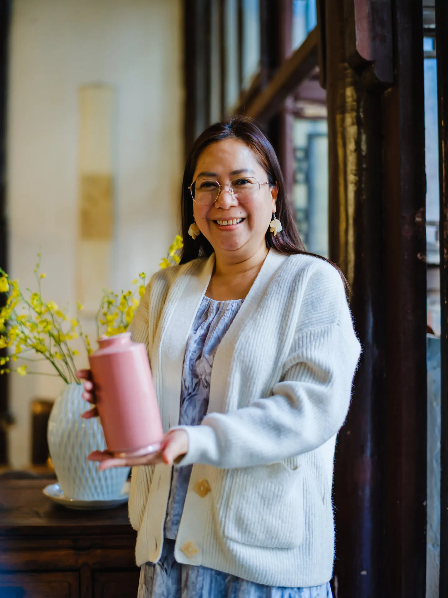 这个粉色的花瓶造型非常摩登，却有三百年以上的历史。