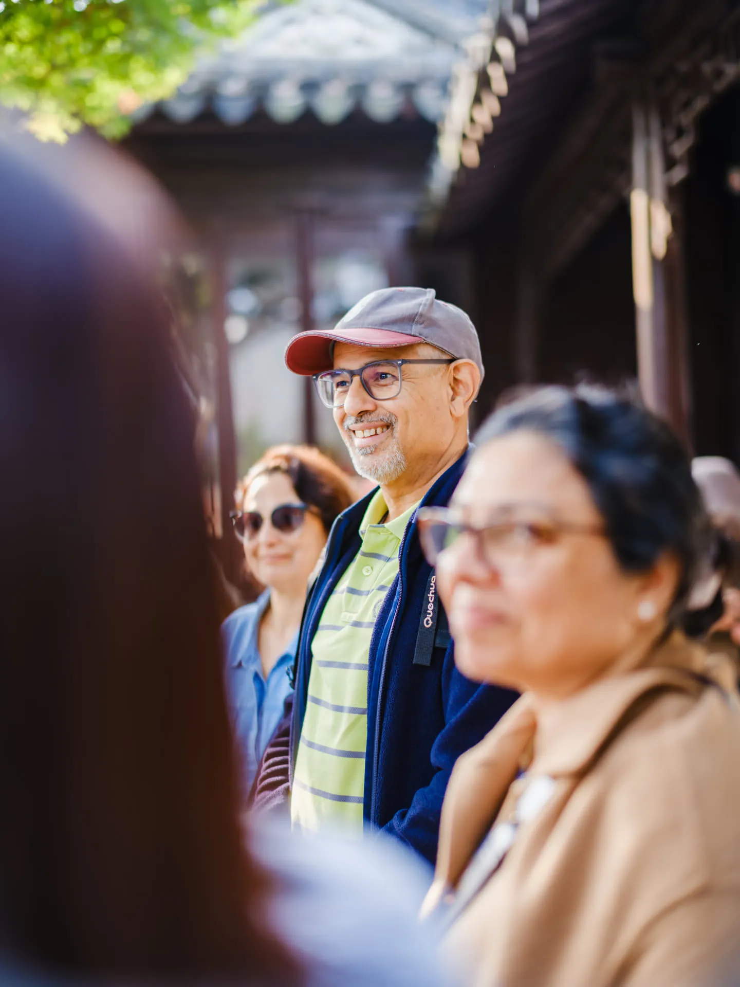 屈老师的讲解生动有趣，游客兴味盎然