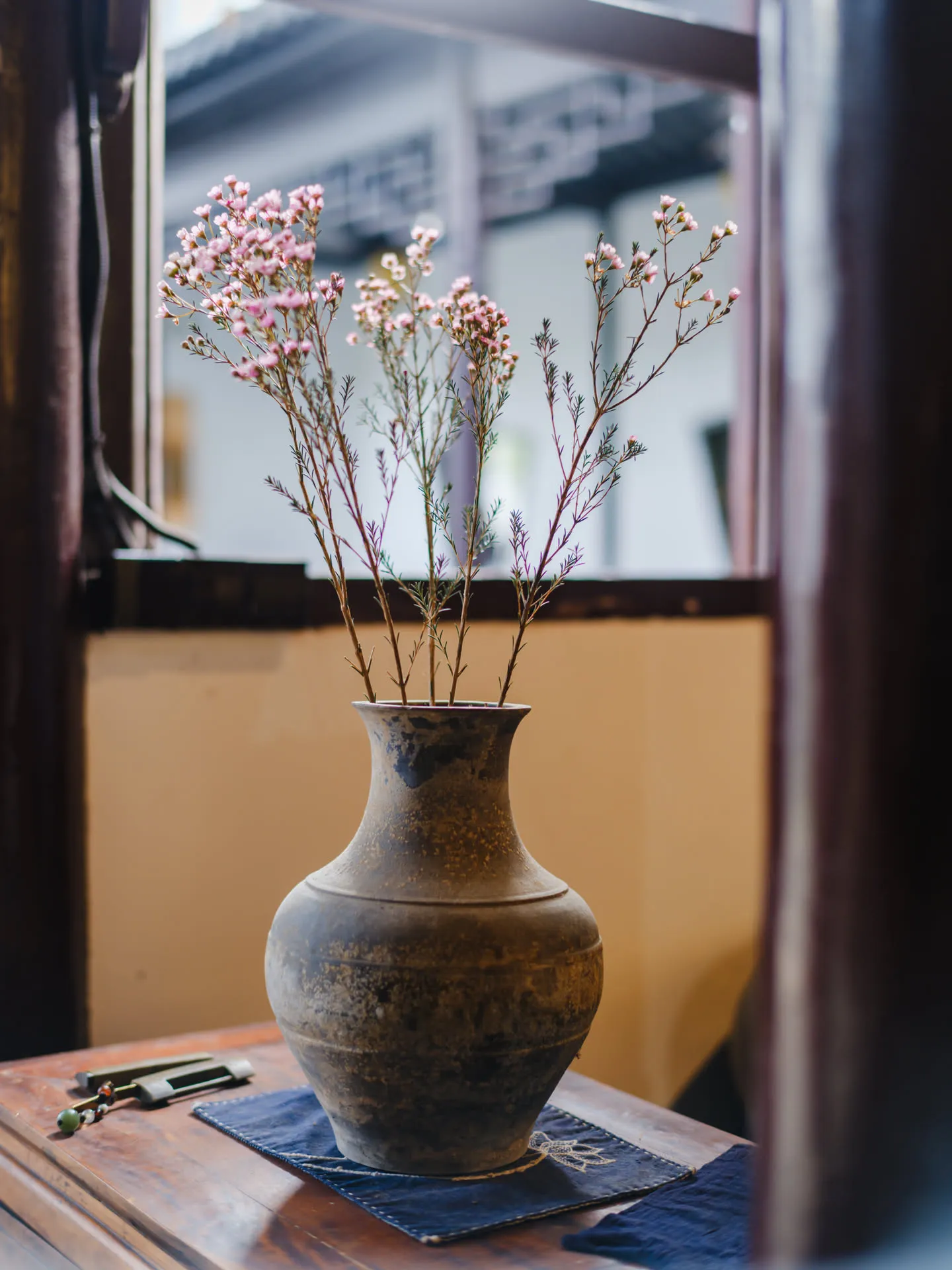 插花，陶瓶古朴
